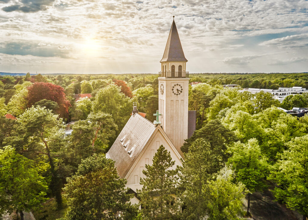 Architekturfotografie, Drohnenaufnahme einer Kirche