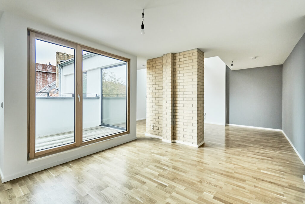 Architekturfotografie, Leerer Innenraum mit Blick zum Balkon